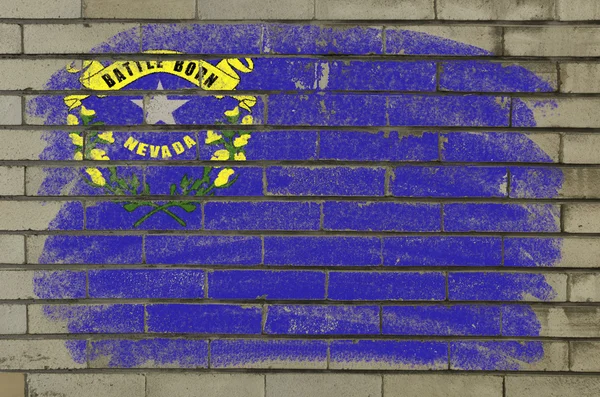 Grunge 的我们旗子上砖墙绘与茶内华达州 — 图库照片