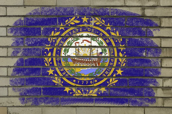 Bandeira Grunge do estado dos EUA de novo hampshire na parede de tijolo pintado w — Fotografia de Stock