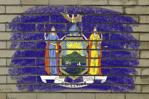 Bandeira Grunge do estado norte-americano de Nova Iorque na parede de tijolo pintado com c — Fotografia de Stock