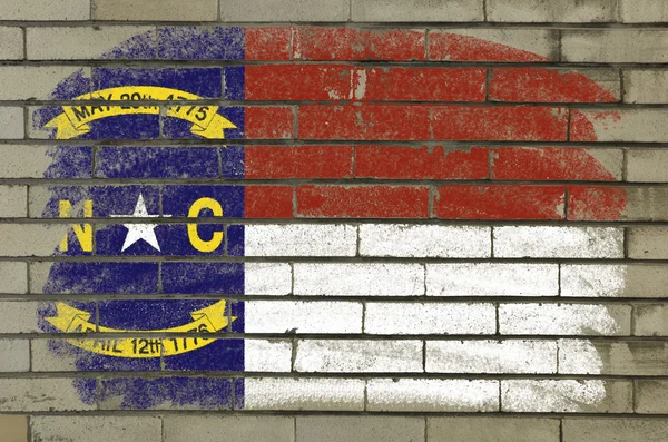 Grunge από εμάς το κράτος σημαίας της Βόρειας Καρολίνας στο τοίχο από τούβλα ζωγραφισμένα — Φωτογραφία Αρχείου
