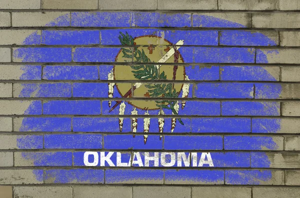 Bandeira grunge do estado dos EUA de oklahoma na parede de tijolo pintado com c — Fotografia de Stock