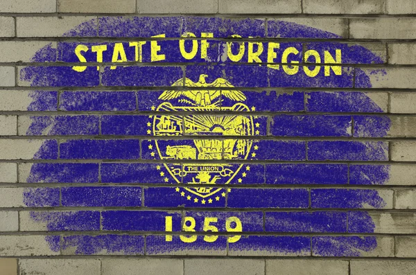 Grunge-Flagge von uns Staat Oregon auf Ziegelwand bemalt mit cha — Stockfoto