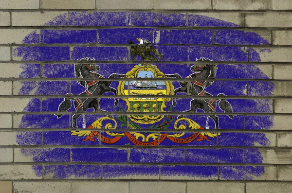 Флаг американского штата Пенсильвания на стене, нарисованной бриком — стоковое фото
