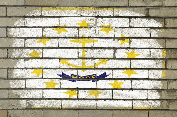 Bandeira grunge do estado norte-americano da ilha de Rhode na parede de tijolos pintada com — Fotografia de Stock