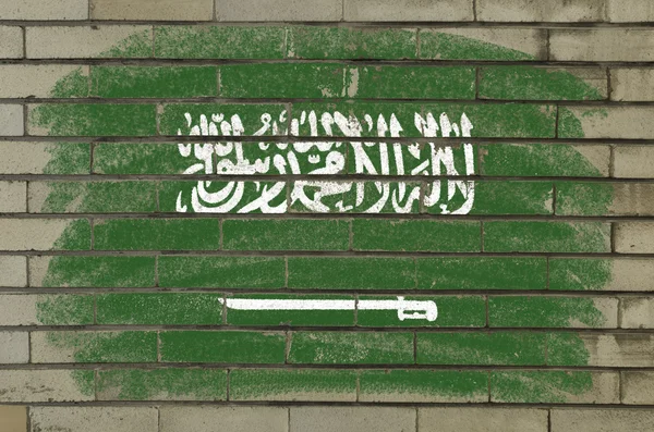 Грандиозный флаг Саудовской Аравии на кирпичной стене, покрашенный мелом — стоковое фото