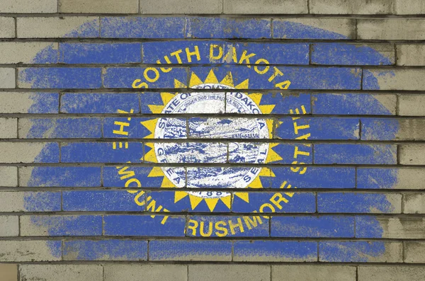 Флаг американского штата Южная Дакота на стене, нарисованной бриком — стоковое фото