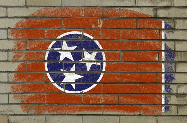 Grunge 的我们旗子上砖墙绘与田纳西州的状态 — 图库照片