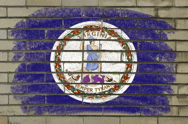 Grunge flagga oss delstaten virginia på tegelvägg målade med c — Stockfoto