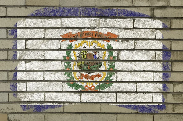 Bandera del estado norteamericano de virginia occidental sobre muro de ladrillo pintado con cha — Foto de Stock