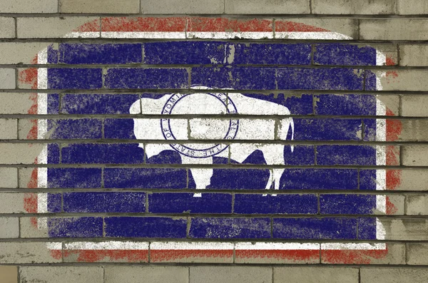 Bandeira do estado americano de wyoming na parede de tijolos pintada com giz — Fotografia de Stock