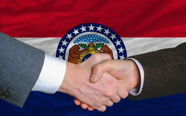 Na frente da bandeira do estado americano de missouri dois homens de negócios mão — Fotografia de Stock