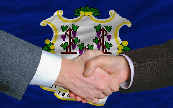 Em frente à bandeira americana do estado de Connecticut dois empresários h — Fotografia de Stock