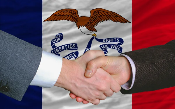 Přední americký státní vlajka iowa dva podnikatelé handshak — Stock fotografie