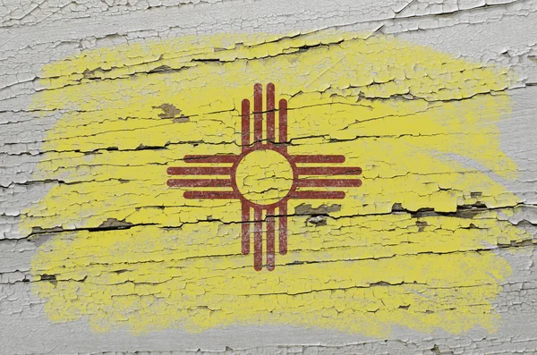 Flagge von uns Staat New Mexico auf Grunge-Holz Textur präzise — Stockfoto