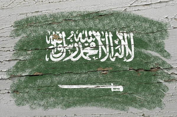 Flaggan av Saudiarabien på grunge trä textur exakt målade wi — Stockfoto