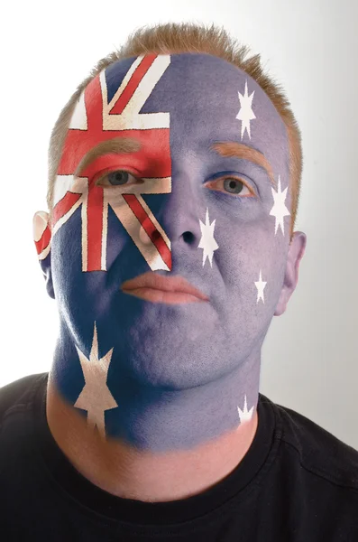 严重爱国者男人的脸上涂在澳大利亚旗子的颜色 — 图库照片