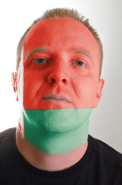 Cara de homem patriota sério pintado em cores de bandeira belarus — Fotografia de Stock