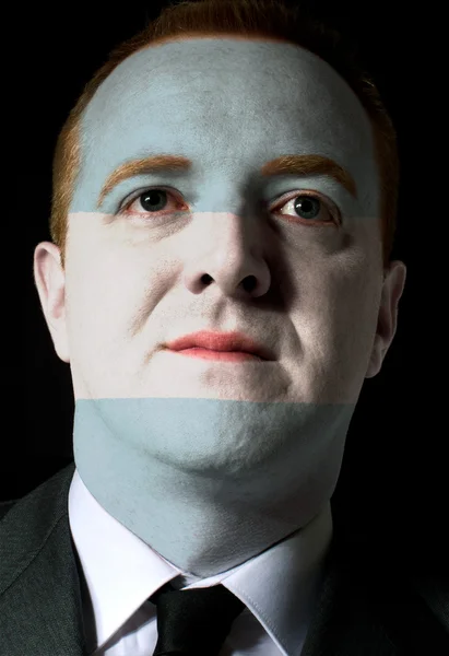 Gesicht eines seriösen Geschäftsmannes oder Politikers in den Farben eines — Stockfoto