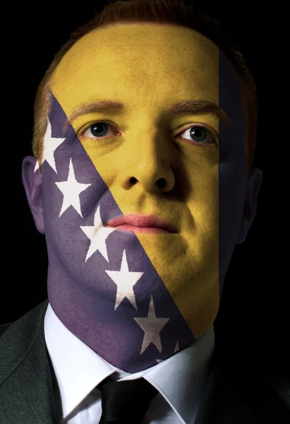 B の色で塗られて深刻なビジネスマンや政治家の顔 — ストック写真