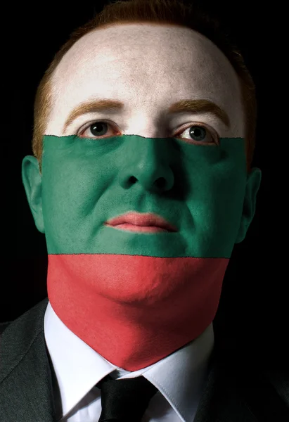 B の色で塗られて深刻なビジネスマンや政治家の顔 — ストック写真