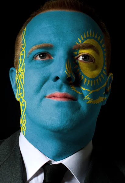 Rosto de empresário sério ou político pintado em cores de k — Fotografia de Stock