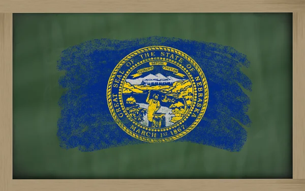 Vlag van ons staat van nebraska op blackboard geschilderd met krijt — Stockfoto