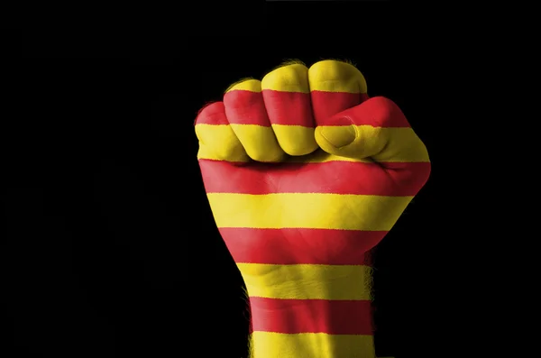 Punho pintado em cores da bandeira da Catalunha — Fotografia de Stock