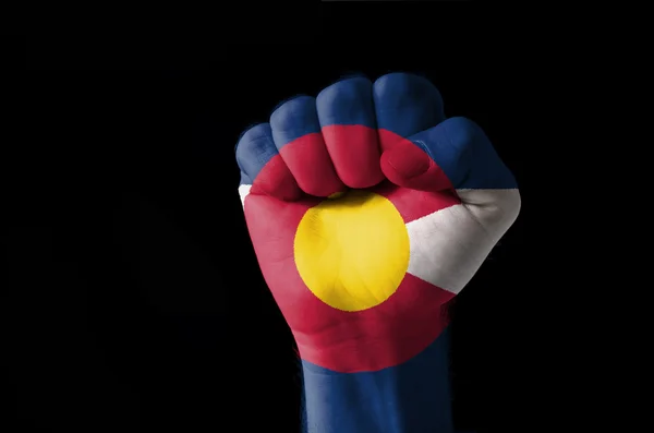 Pięść pomalowane w kolorach nas Flaga stanu Kolorado — Zdjęcie stockowe