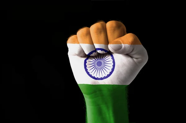 Кулак, окрашенный в цвета флага Индии — стоковое фото