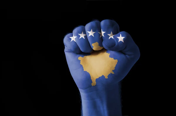 Vuist geschilderd in kleuren van de vlag van kosovo — Stockfoto