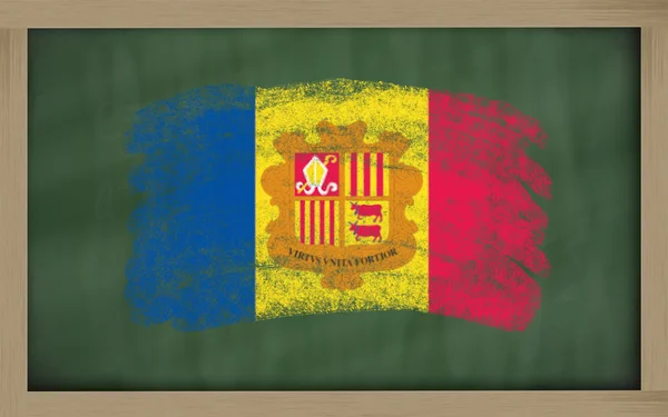 Государственный флаг андорры на доске, раскрашенной мелом — стоковое фото