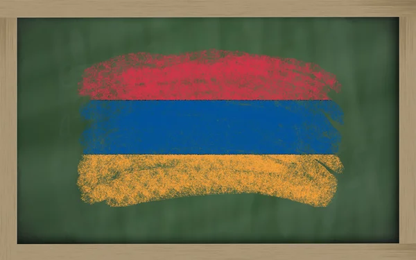 ब्लॅकबोर्डवर आर्मेनियाचे राष्ट्रीय ध्वज चक्रीवादळाने चित्रित केले — स्टॉक फोटो, इमेज