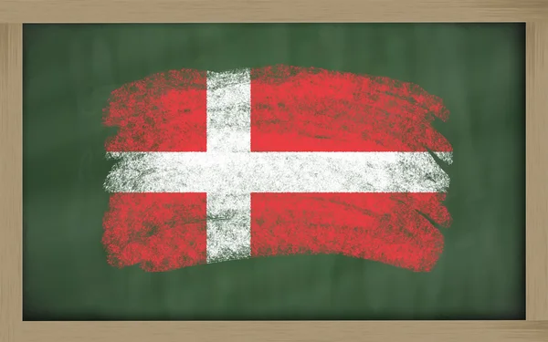 Nationale vlag van Denemarken op blackboard geschilderd met krijt — Stockfoto
