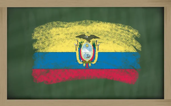 Государственный флаг Эквадора на доске, раскрашенный мелом — стоковое фото