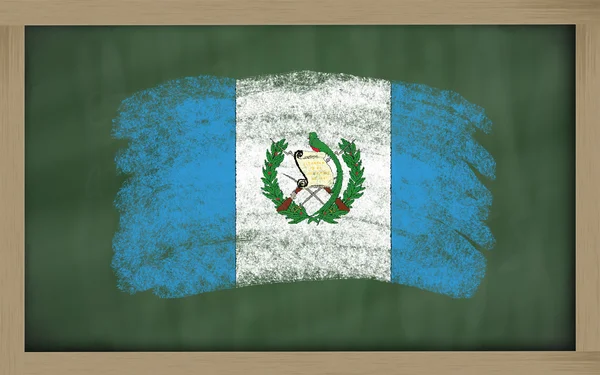 Государственный флаг Гватемалы на доске, раскрашенной мелом — стоковое фото
