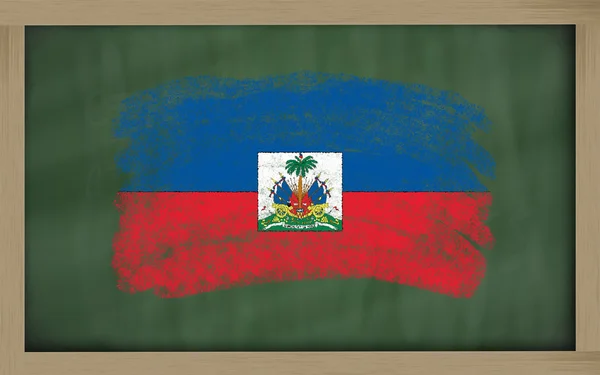 在黑板上用粉笔绘制的海地国旗 — 图库照片