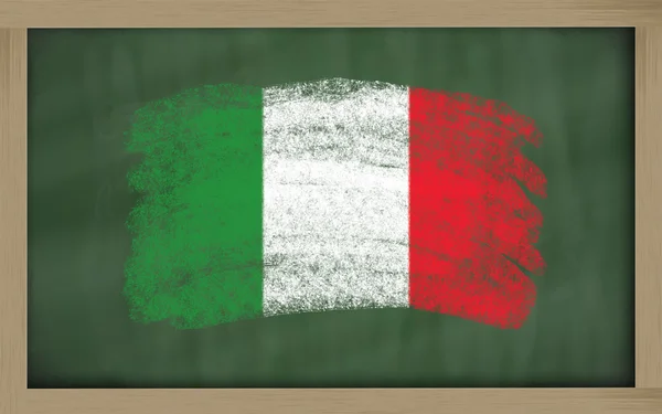 Государственный флаг Италии на доске, раскрашенный мелом — стоковое фото