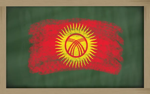 Nationalflagge Kirgisistans auf Tafel mit Kreide bemalt — Stockfoto