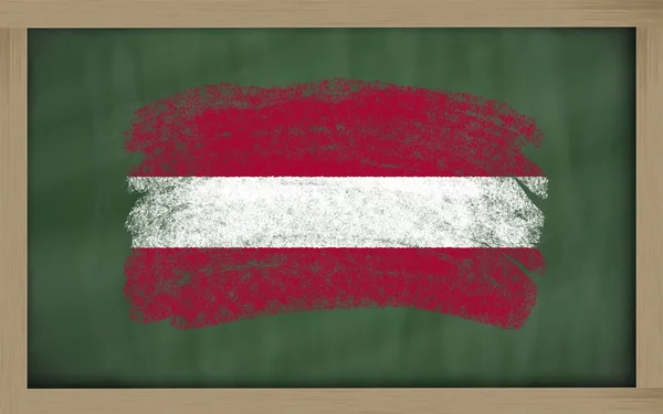 Státní vlajka Lotyšska na tabule s křídou — Stock fotografie