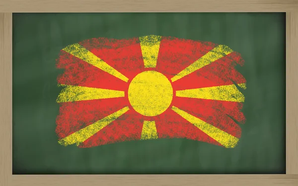 用粉笔在黑板上的马其顿国旗绘 — 图库照片