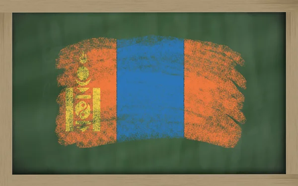 Státní vlajka Mongolska na tabule s křídou — Stock fotografie