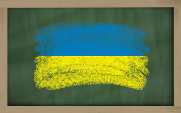 Bandeira nacional da Ucrânia em quadro negro pintado com giz — Fotografia de Stock