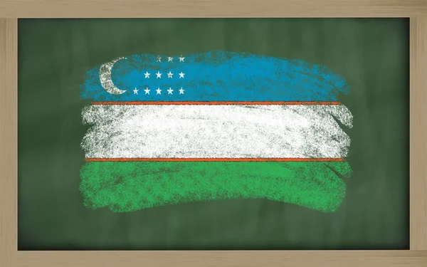 Государственный флаг Узбекистана на доске, раскрашенной мелом — стоковое фото
