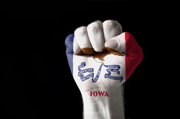 米国アイオワ州の旗の色で塗られて拳 — ストック写真