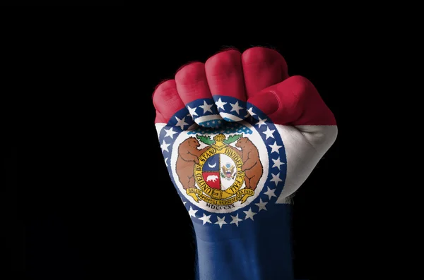 Pugno dipinto a colori di noi stato della bandiera del Missouri — Foto Stock