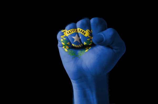 Кулак, раскрашенный в цвета флага Невады — стоковое фото