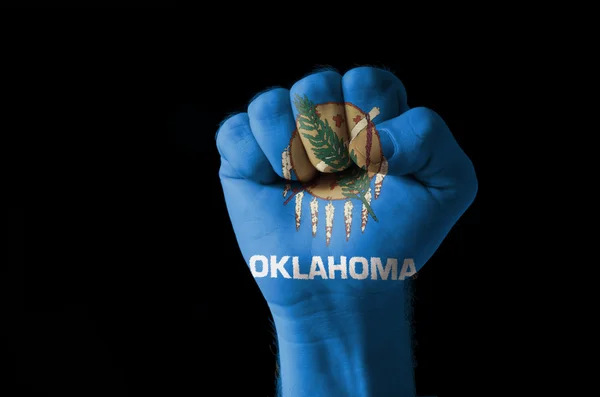 Puño pintado en colores de nosotros estado de la bandera de Oklahoma —  Fotos de Stock