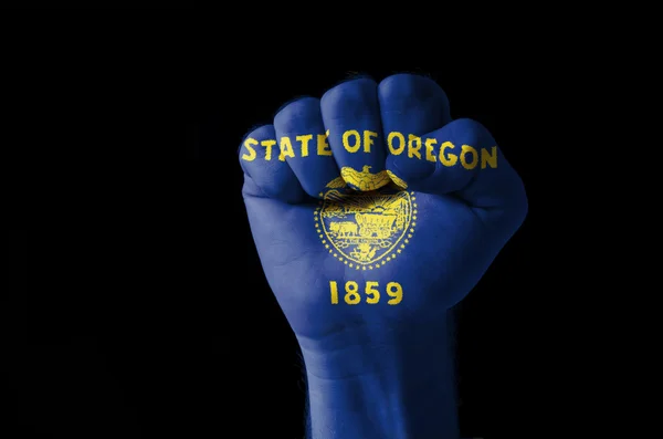 米国オレゴン州の旗の色で塗られて拳 — ストック写真