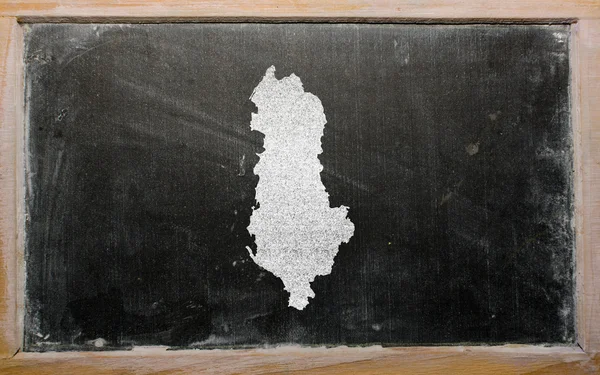 Umrisskarte von Albanien auf Tafel — Stockfoto