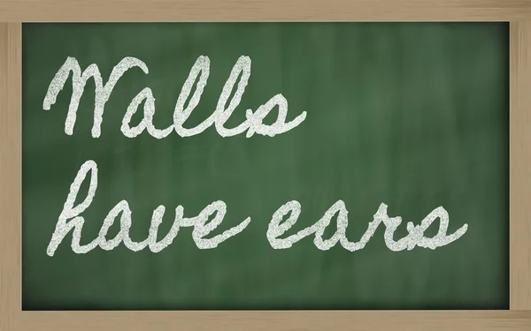 Έκφραση - οι τοίχοι έχουν αυτιά - γραμμένο σε ένα μαυροπίνακα σχολείο w — Φωτογραφία Αρχείου